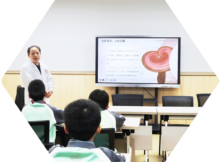 江西省赣州市章贡区中医院联合章贡区第二小学(东校区)开展中医药科普活动。