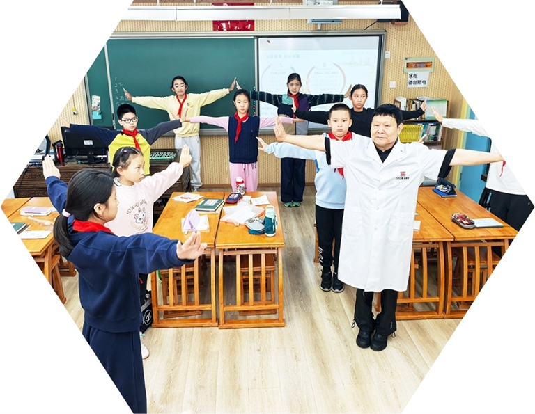 北京市朝阳区实验小学学生学习太极养生功。