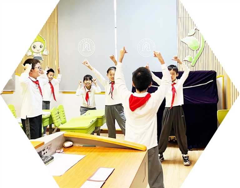 上海市安亭师范附属小学学生练习五禽戏。