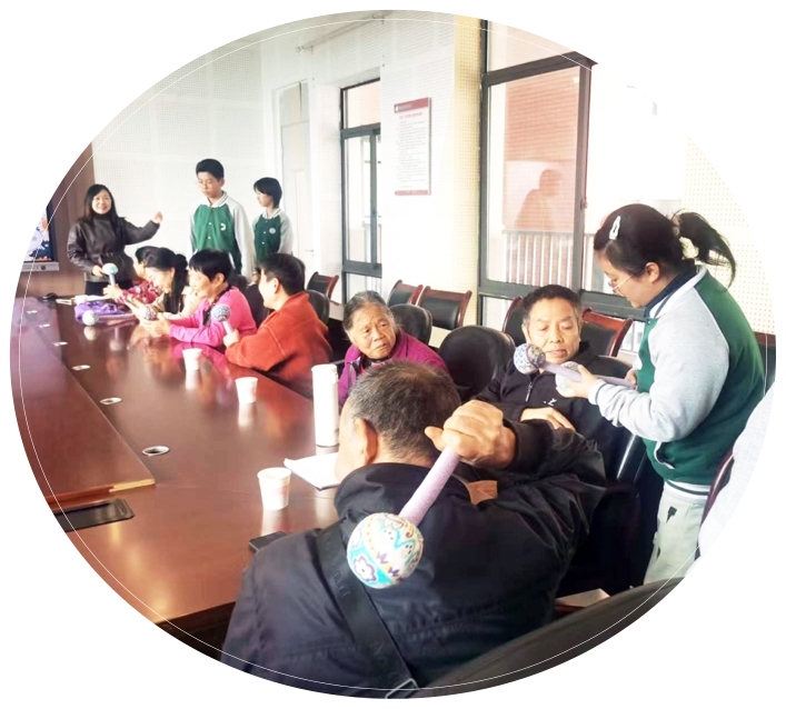 重庆市九龙坡区西彭镇第二中学校为退休教师送养生锤