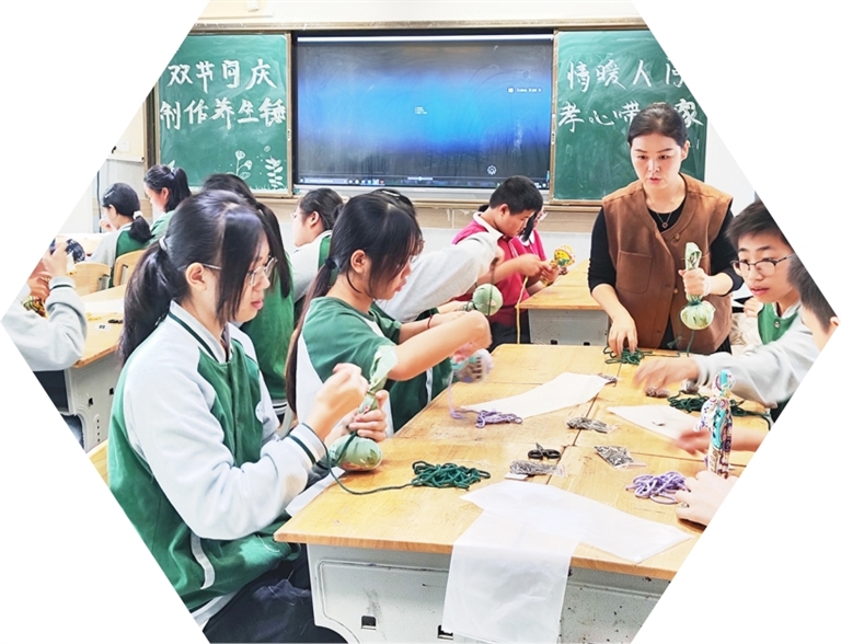 重庆市九龙坡区西彭镇第二中学校学生制作养生锤。