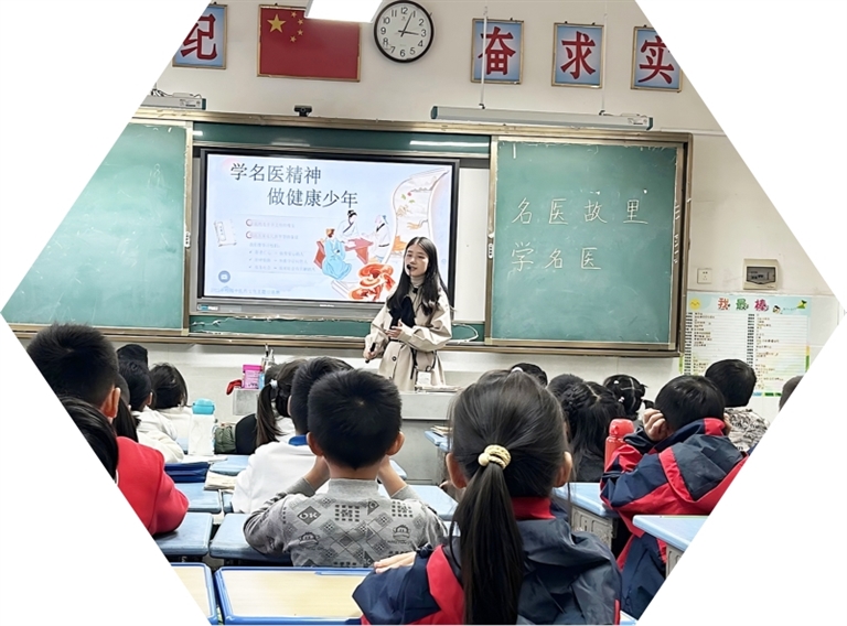 江西省高安市三校协同开展“名医故里学名医”中医药文化主题教育活动。