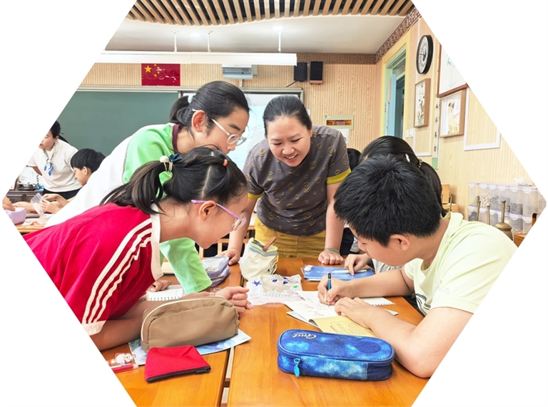 北京市朝阳区实验小学老师带领学生探秘老药铺。