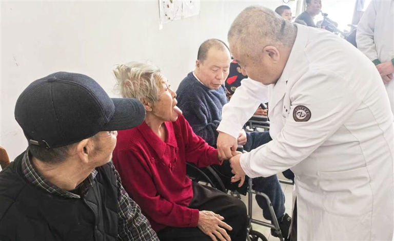 医护人员在双山鸭场久泰养老服务中心为老年人义诊。