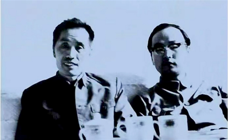 国医大师南征(右)与恩师国医大师任继学合影。