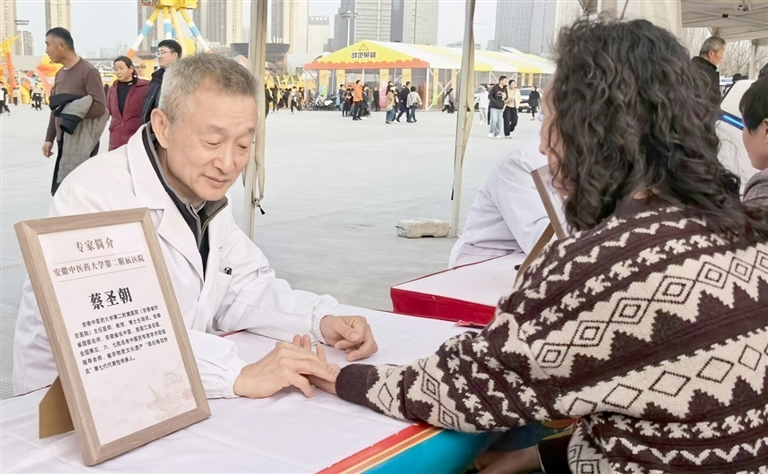 游客在接受健康咨询。 姜天宝摄