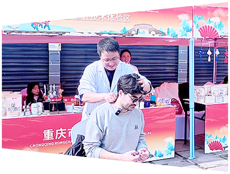 外国人在荣昌区万灵古镇体验推拿按摩。王泽烨摄