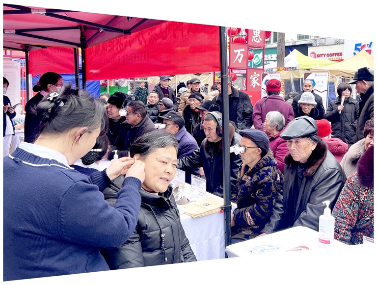 民众体验耳穴压豆。开州区中医院供图