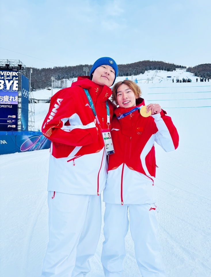 苏翊鸣夺得首金后与崔博医师合影。 四川省骨科医院供图