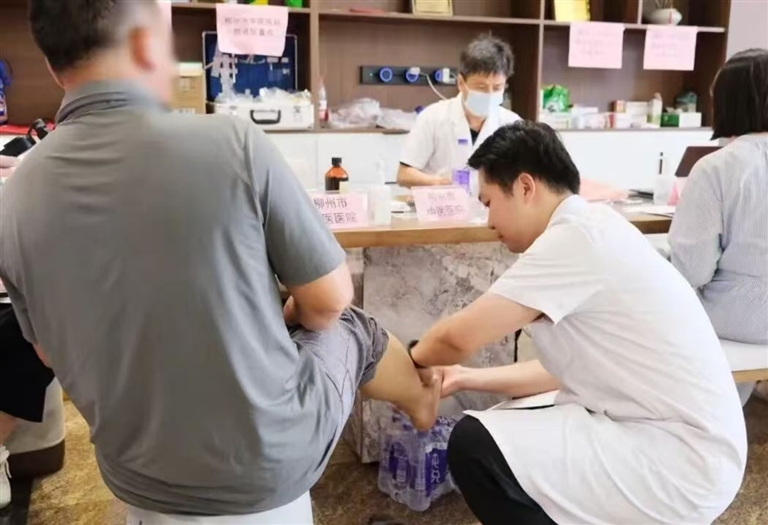 覃一朗为患者治疗。 覃斌宣摄