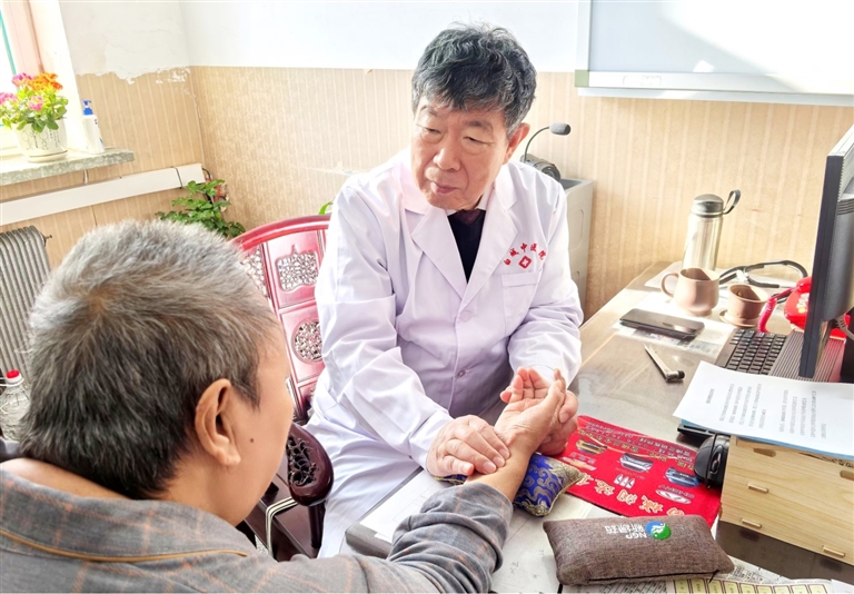 2月10日,赵继福在吉林省白城市中医院为患者诊脉。熊丽辉摄