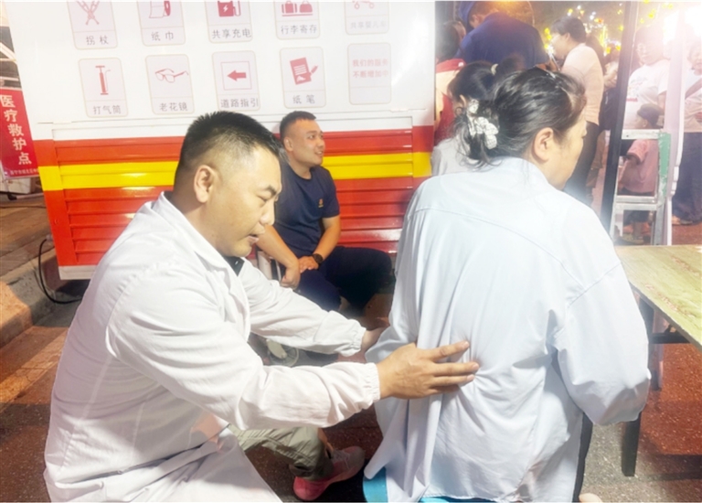 医师为市民开展推拿理疗。