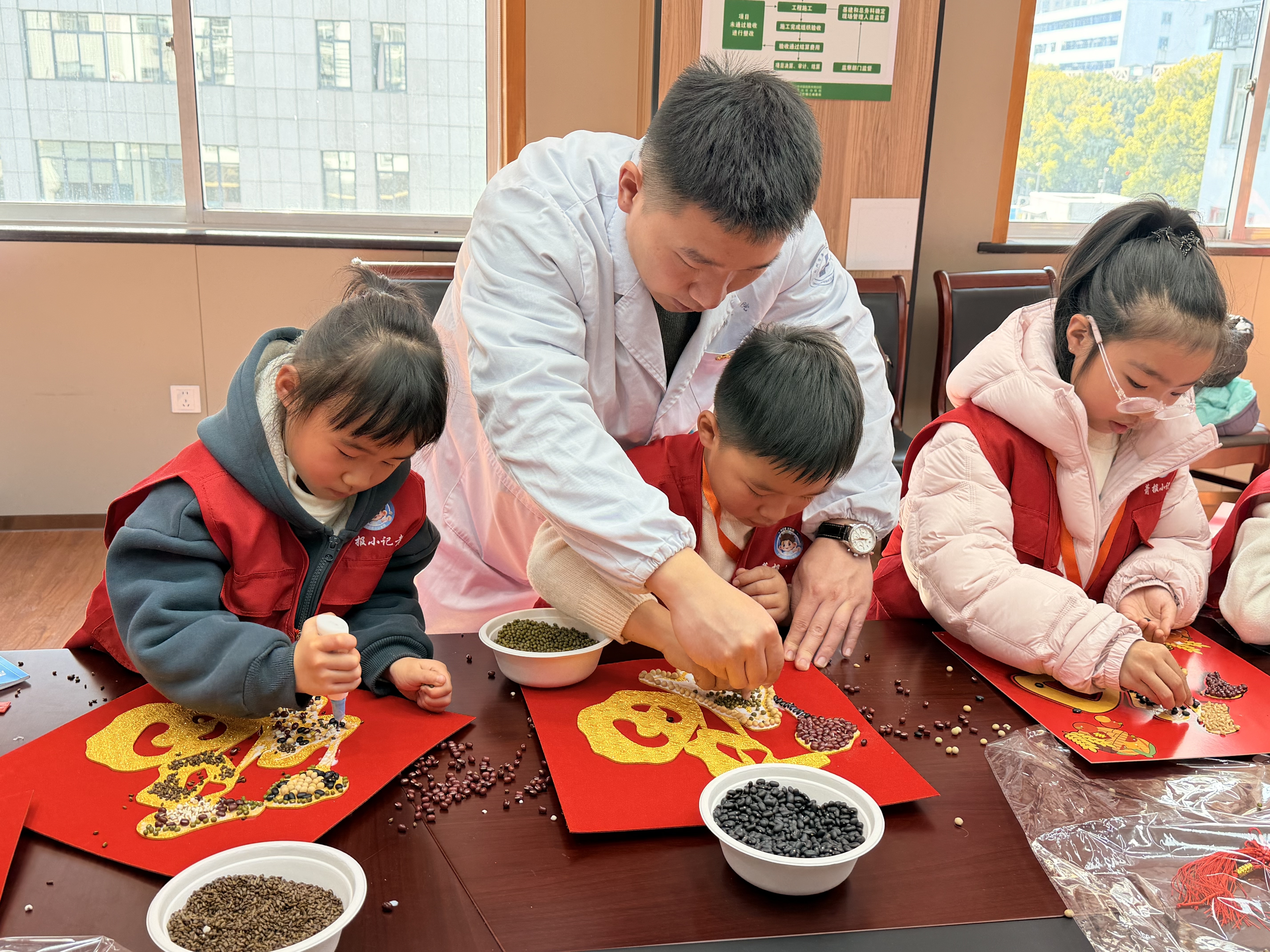 图为“小记者”们正在用赤小豆勾勒福字边框。洪斐 边程丽摄影报道