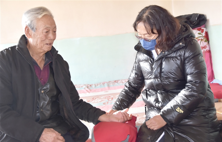 图为中医师纠广文入户为群众脉诊。 通讯员 段言摄