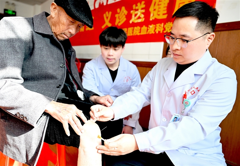 图为该院医护人员为老年人开展针刺治疗。刘勤利 金洁摄影报道