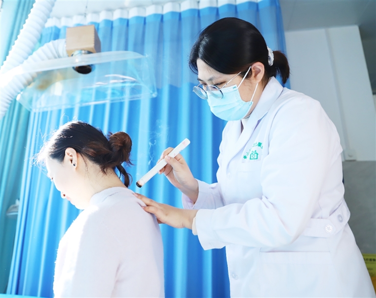 图为日前山东省邹平市黄山街道社区卫生服务中心中医馆内,医务人员给群众艾灸治疗。郭海涛 贺文摄影报道