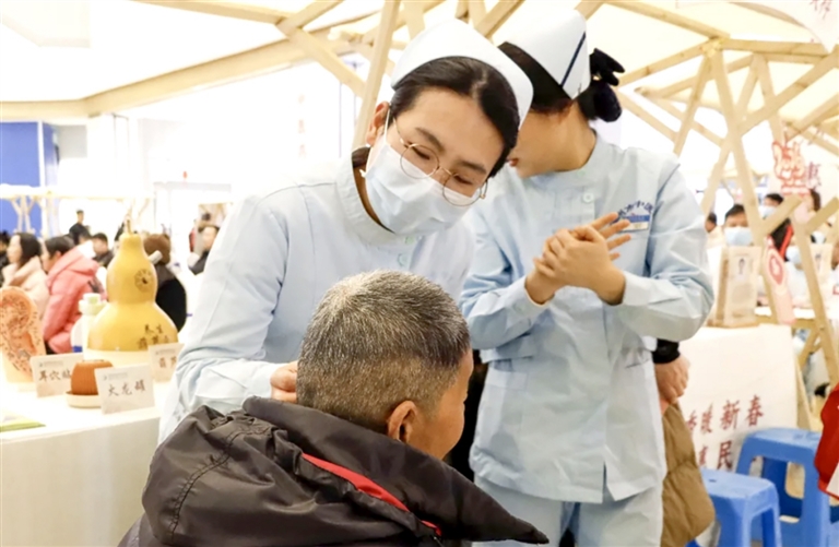 活动现场民众体验耳穴贴压。