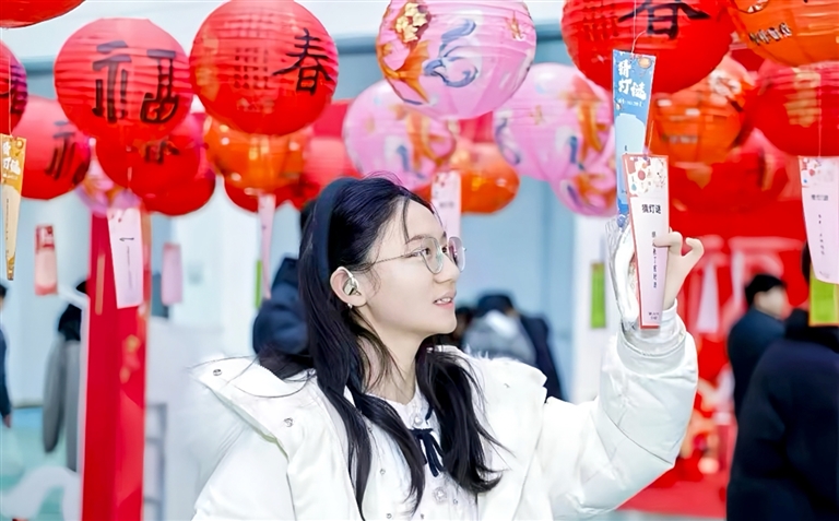 学生正在猜中医药特色灯谜。甘肃中医药大学供图