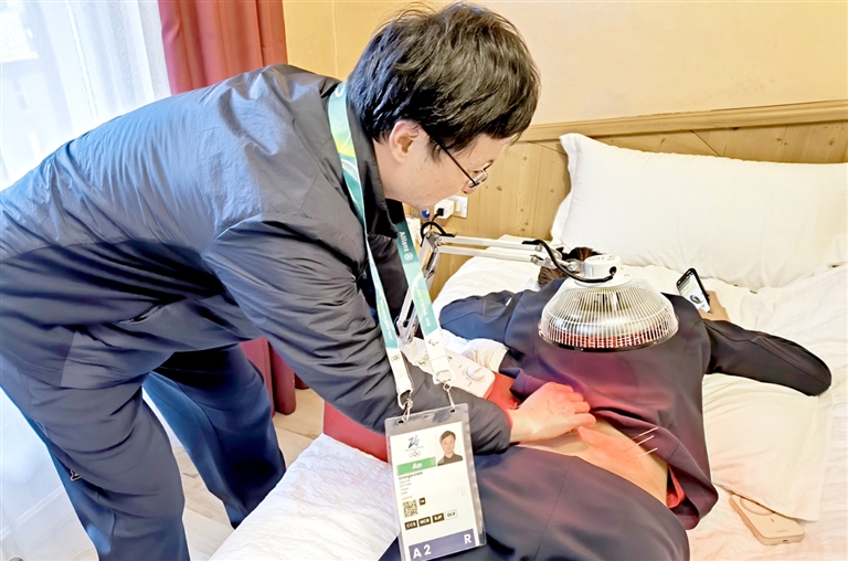 陈昌乐为运动员针灸。张旭东摄