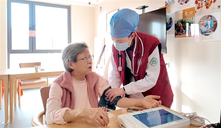 医务人员为王奶奶进行健康检查。