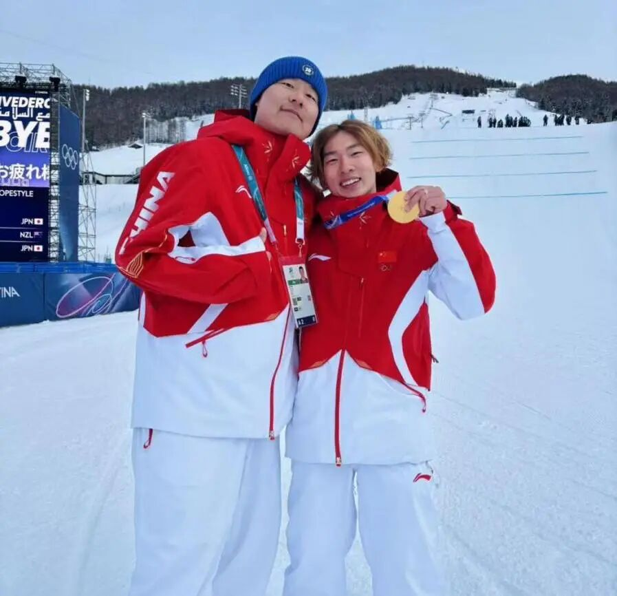 苏翊鸣夺得首金后与崔博医师合影。