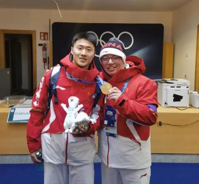 江继君主治医师(右)和王心迪赛后合影。