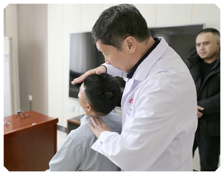 医疗队成员庄志刚为民警治疗。