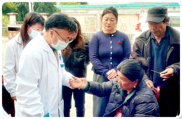 扎西平措在为米日村村民诊疗。