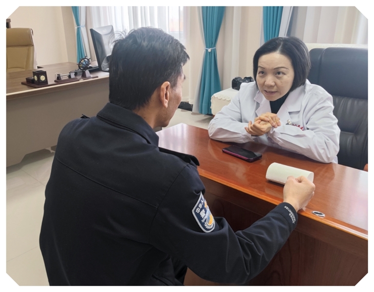 医疗队成员郑心婷为民警问诊。