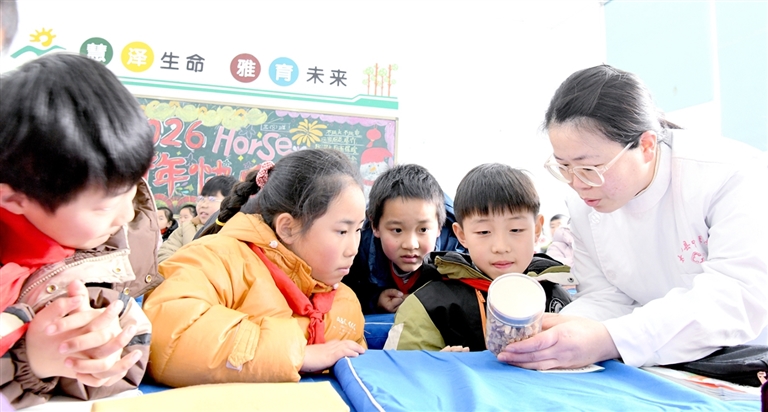 该院医务人员为学生介绍中药知识。