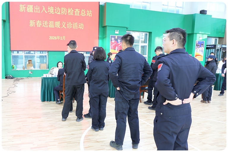 义诊活动现场,民警排队咨询。