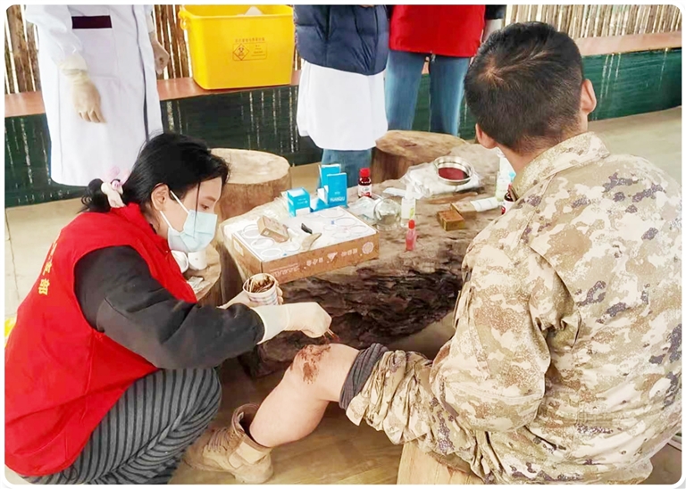 边防战士体验藏医涂擦疗法。