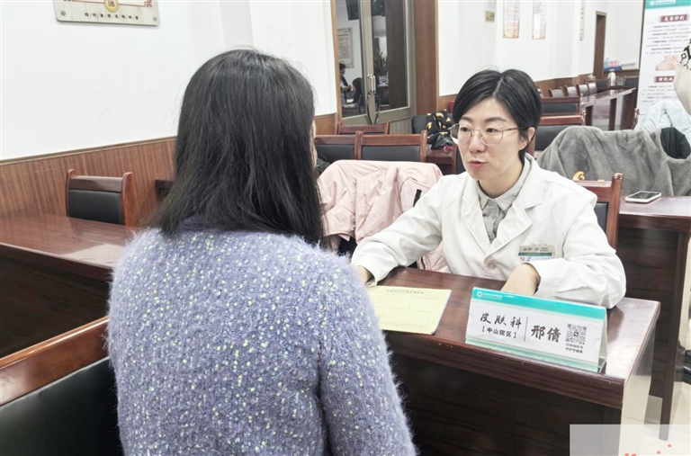 企业职工向专家咨询中药护肤方法。孙天尧摄