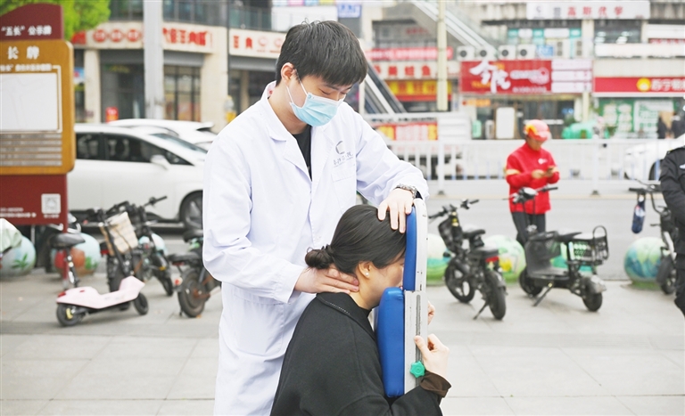 图为医务人员为市民进行推拿。 陶涵摄
