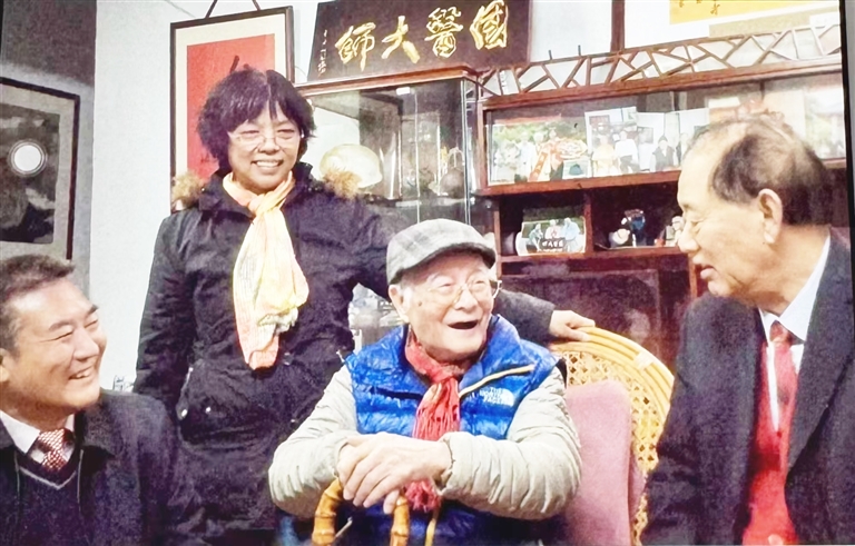 张奇文(前右)与国医大师邓铁涛(前中)交谈。 张瑞华摄