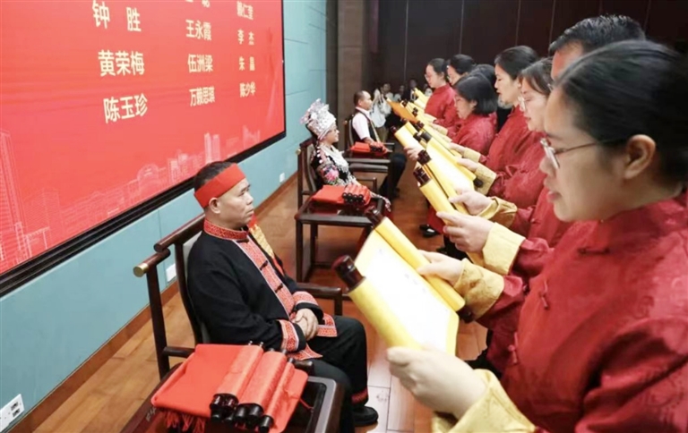 弟子朗诵拜师帖。 广东省中医院供图