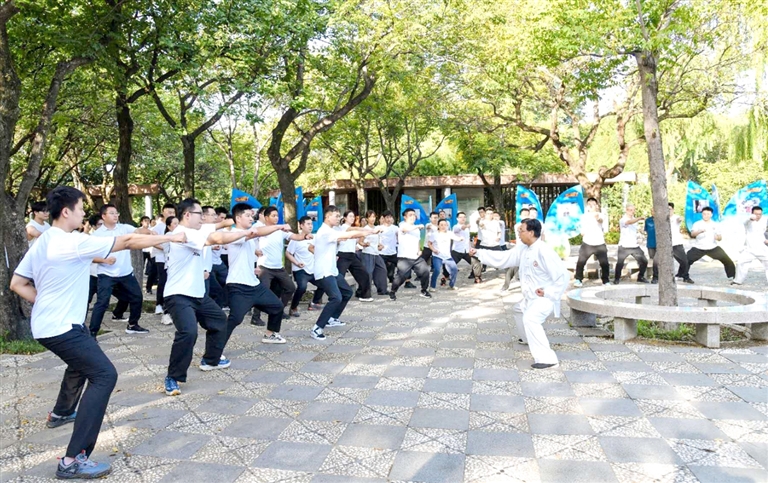 师彬带领院职工、研究生列队打八段锦。周广达摄