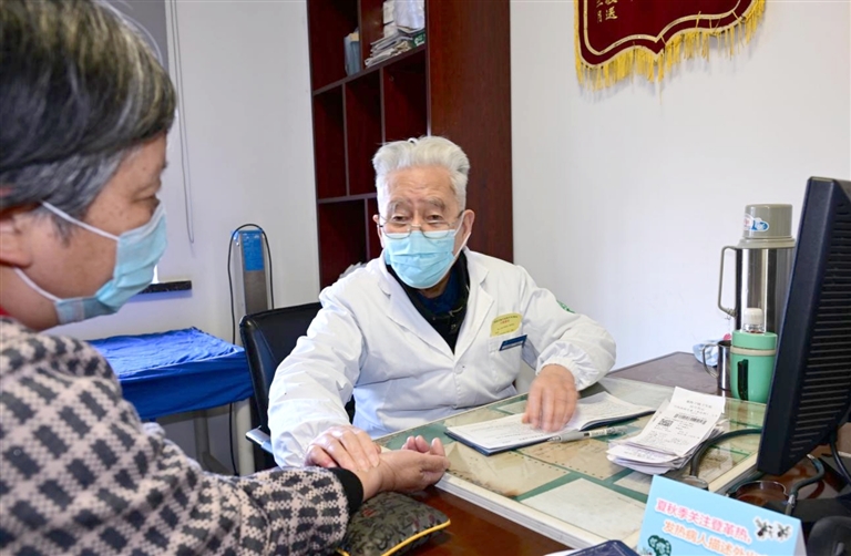 百岁中医李良材仍坚守在救死扶伤一线