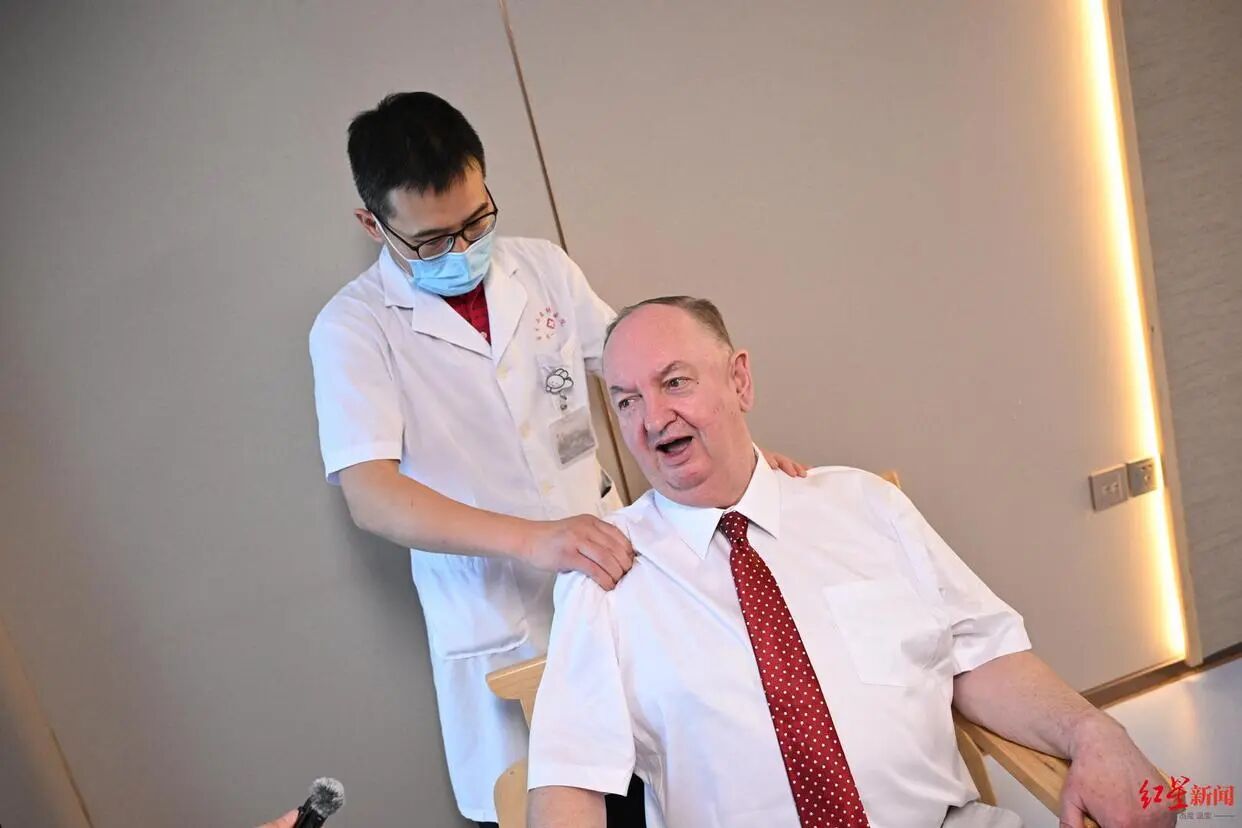汤姆·奥利里体验中医推拿。