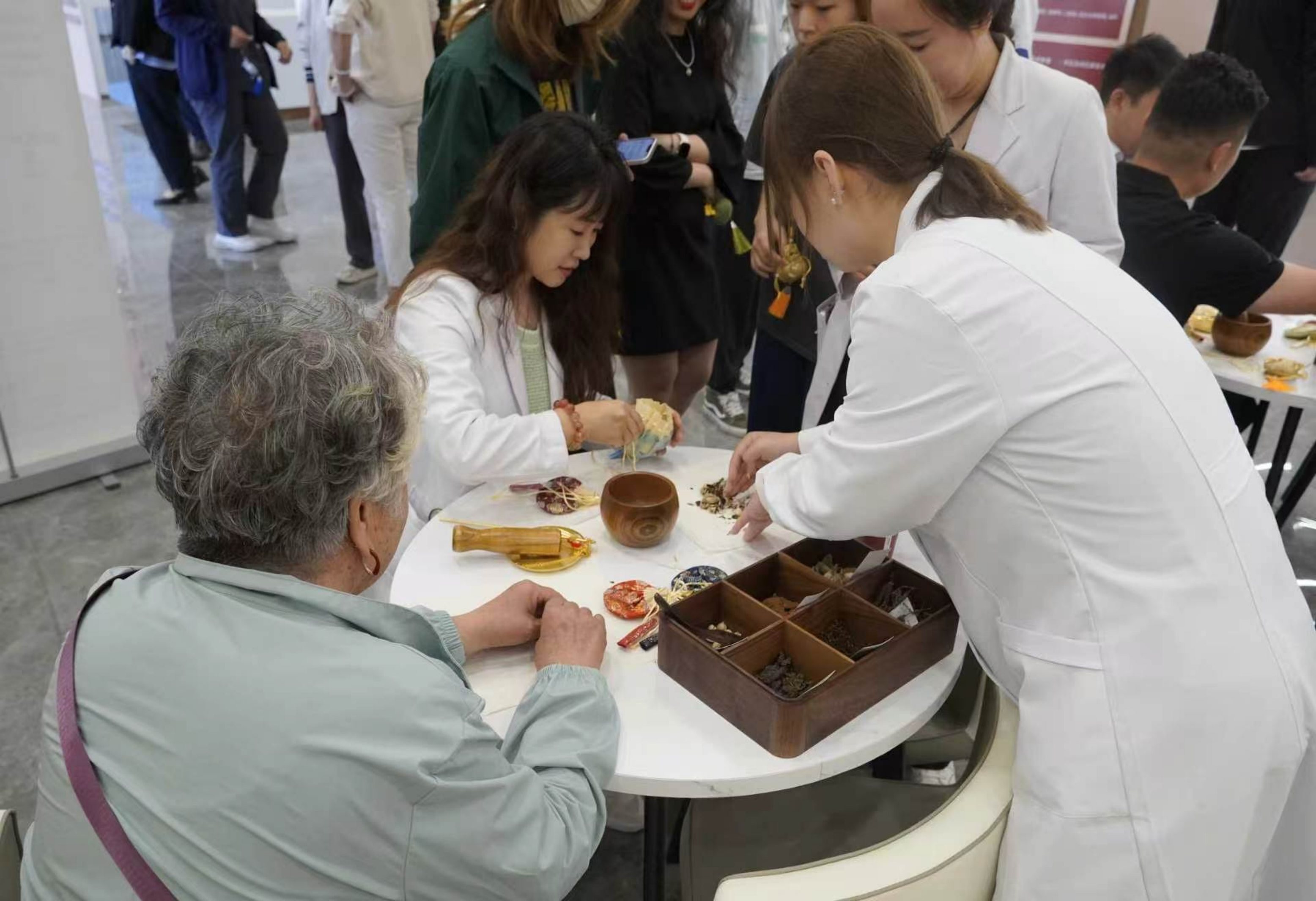 居民现场体验特色活动。