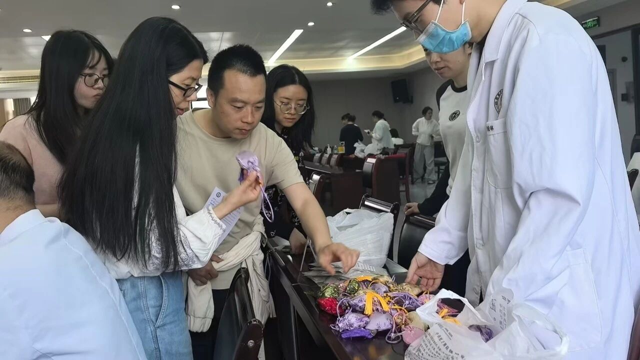 职工领取中草药香囊。