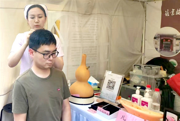 市民在北京按摩医院做头疗体验。本报记者 李娜摄