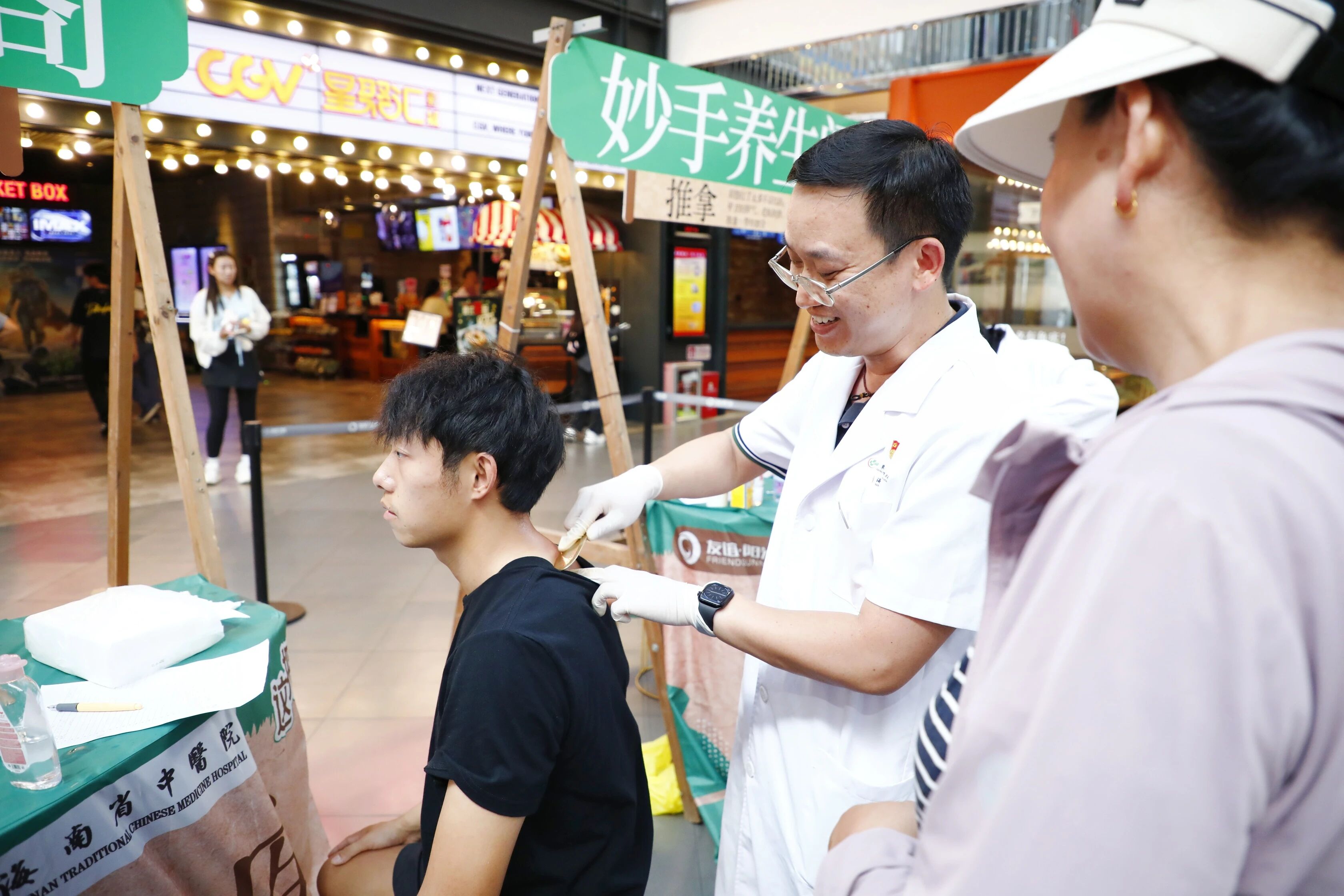 市民在体验中医特色技术
