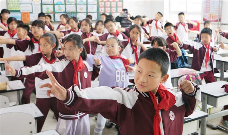 小学生习练八段锦。 杨灵摄