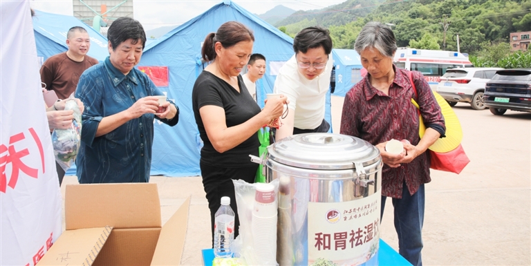 江苏省中医院重庆医院在安置点发放中药代茶饮。 王芳懿摄
