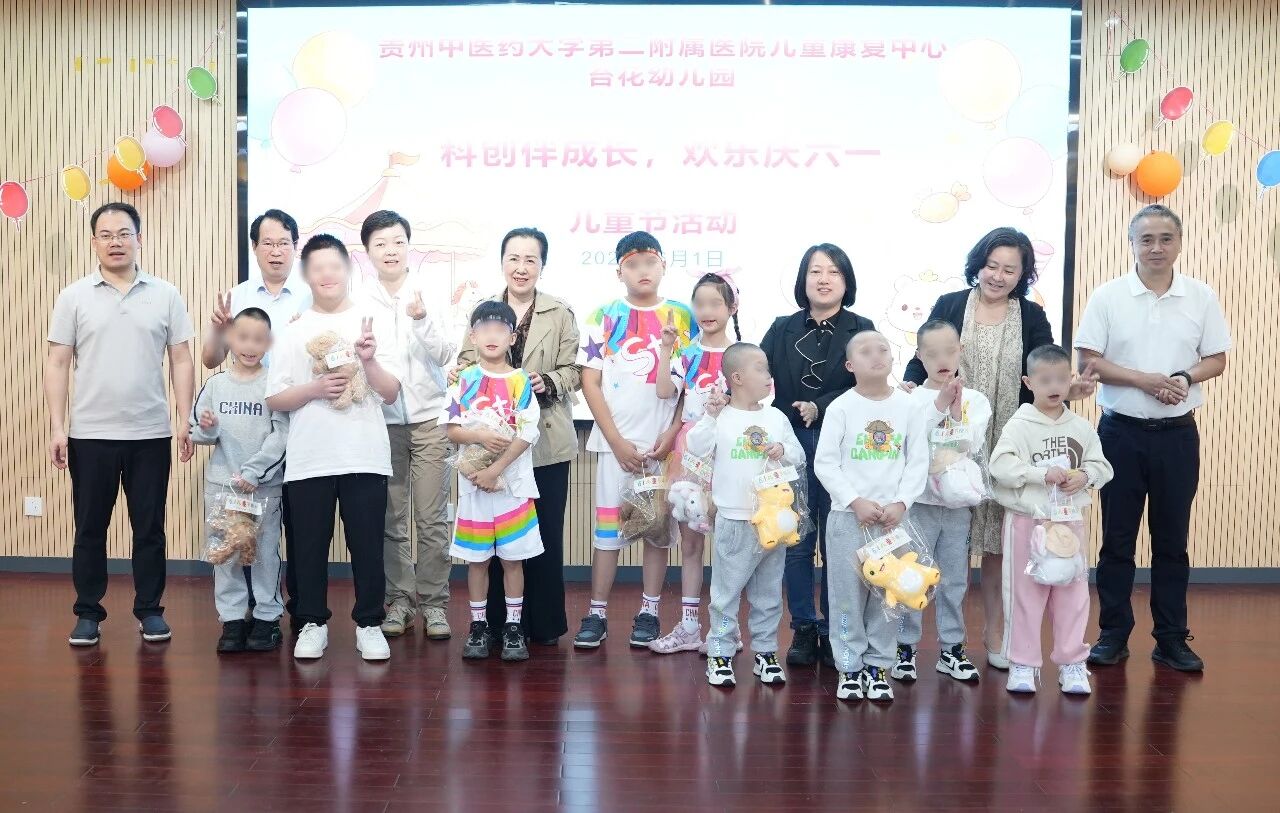 与会嘉宾为儿童代表赠送节日礼品。