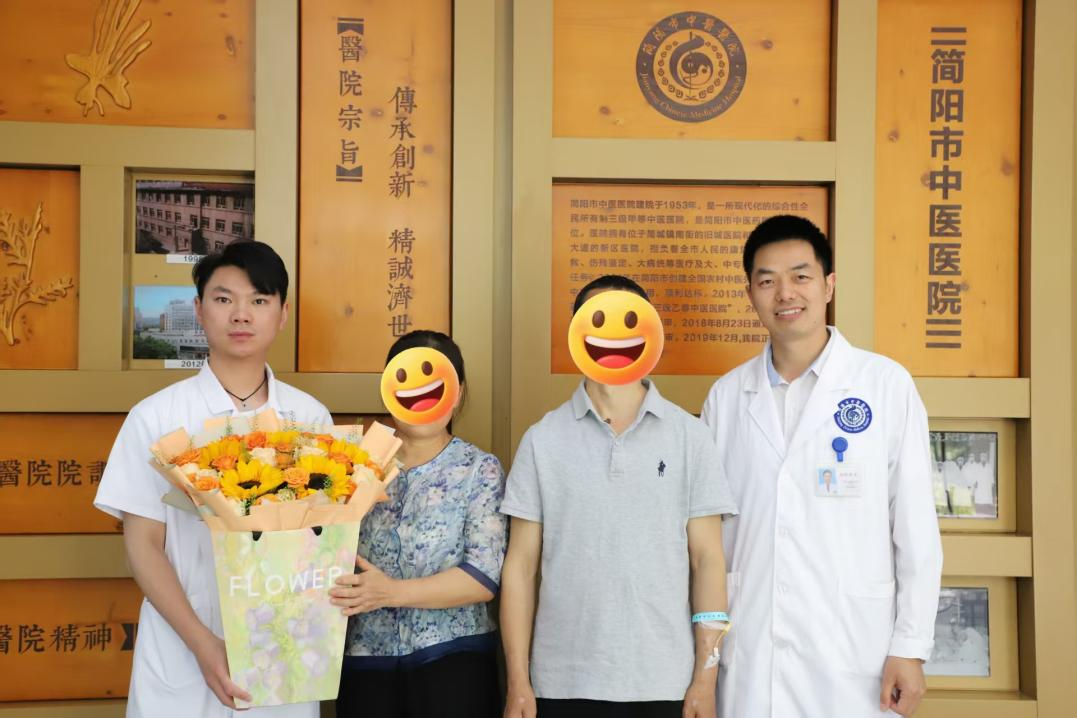 患者及家属向医院赠花致谢。