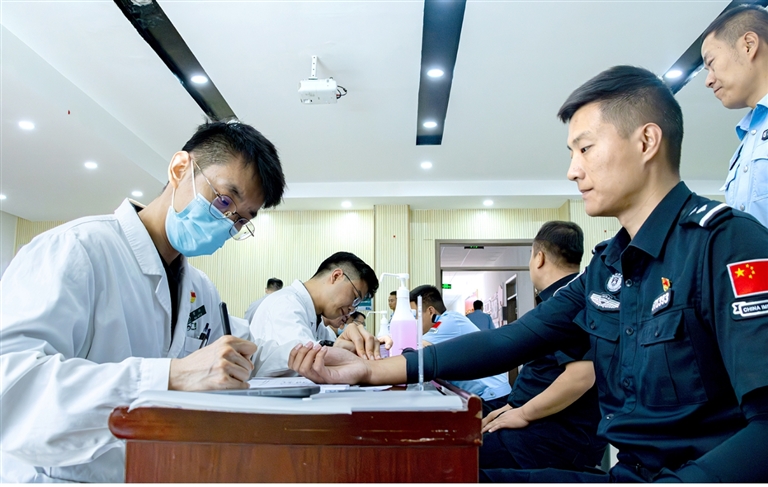 巡诊现场,医疗队专家为基层民警把脉问诊。陈建竹摄