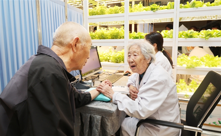 河北省名中医王淑玲为参加义诊活动的群众把脉。孙天尧摄
