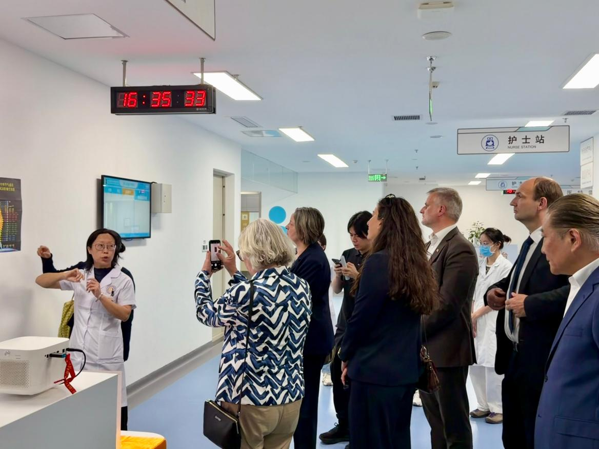 德国兰茨胡特应用技术大学代表团到访四川省中西医结合医院考察交流。